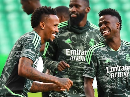Militao, Rudiger y Vinicius sonríen durante el entrenamiento previo al Celtic - Real Madrid, ayer lunes en Glasgow