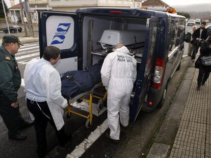 Traslado del cad&aacute;ver de M. V. R. a la funeraria.