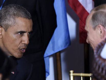 Foto de archivo tomada el 28 de septiembre de 2015 del presidente estadounidense, Barack Obama, mientras conversa con su hom&oacute;logo ruso, Vlad&iacute;mir Putin.