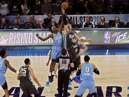 El salto inicial entre Doncic y Fox.