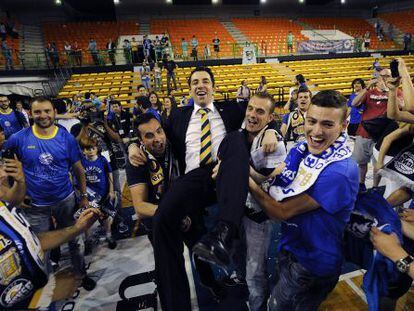 Los aficionados del Ourense celebran el ascenso con el entrenador Gonzalo Garc&iacute;a de Vitoria. 