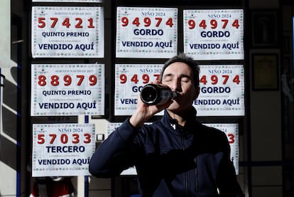 Uno de los administradores del establecimiento número 10 de Móstoles celebraba haber vendido décimos del primer y tercer premio del sorteo extraordinario de la Lotería del Niño, celebrado este sábado.
