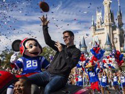 El jugador Joe Flacco en Disneyland Florida.