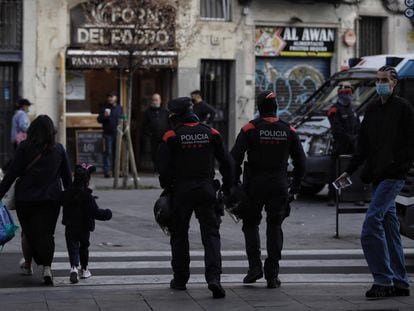 Agentes de policía durante el operativo antidroga en el barrio del Raval, Barcelona.