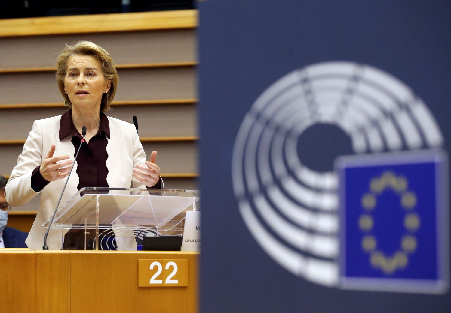 La presidenta de la Comisión Europea, Ursula von der Leyen, en una intervención en el Parlamento Europeo.