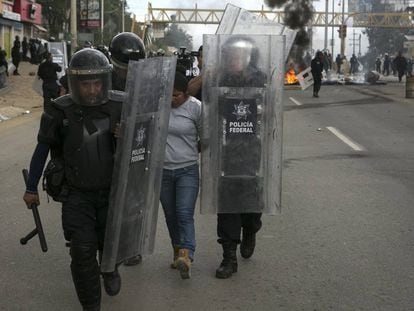 Tres polic&igrave;as Federales durante las manifestaciones de maestros del fin de semana pasado en Oaxaca