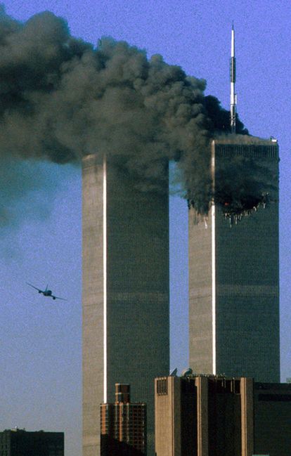 Tras el secuestro del vuelo 175 de United Airlines poco antes de estrellarse contra la torre sur. La torre norte se quema después de un ataque con un avión secuestrado en la ciudad de Nueva York 11 de septiembre 2001.