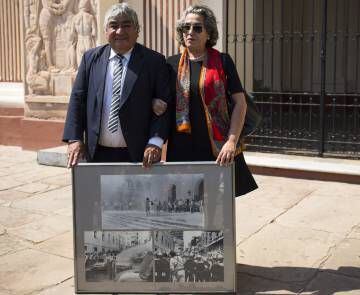 El fotógrafo José Moreno y LIz Fernández posan frente a la catedral de Asunción