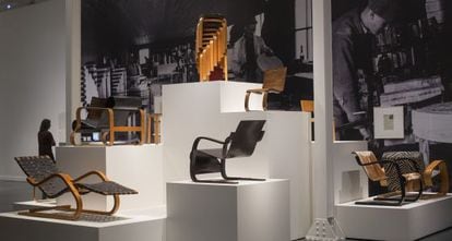 Algunas de las sillas y sillones de Aalto que se pueden ver en la exposici&oacute;n de Barcelona.