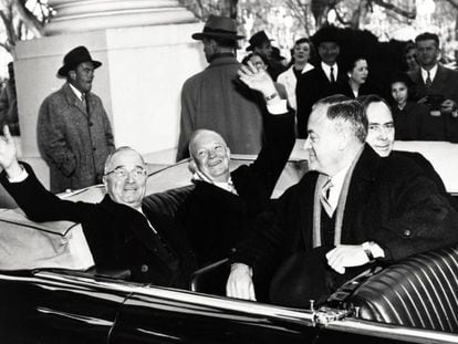 Harry Truman y su sucesor Dwight Eisenhower saludan en el coche que los lleva al Capitolio el día de toma de posesión el 20 de enero de 1953. 