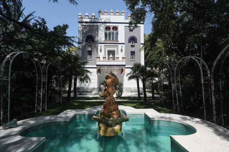 Los 1.100 metros de finca de la Colonia de la Prensa albergan una espectacular vivienda neomudéjar de tres alturas, rematada con almenas y rodeada de fuentes, estanques, esculturas de leones y cedros centenarios.