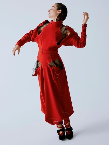 La cantante Zahara. El nuevo disco de Zahara se publica el 30 de abril. Aquí lleva vestido rojo de corte desestructurado, calcetines ajustables de seda y zapatos Tango de terciopelo, todo de Maison Margiela.
