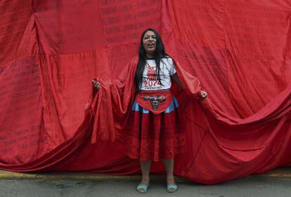 Una mujer se manifiesta en representación de las víctimas de esterilización forzada frente a la Corte Superior de Justicia en Lima, Perú, el 9 de diciembre de 2019.