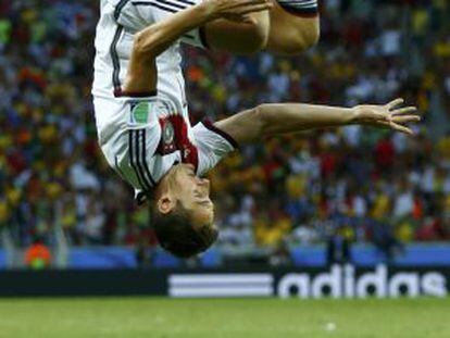 Klose celebra su gol a Ghana de manera acrob&aacute;tica  