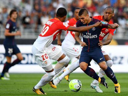 Mbapp&eacute; y Fabinho, del M&oacute;naco, disputan la pelota a Verratti, centrocampista del PSG durante la Supercopa que ganaron los parisinos.