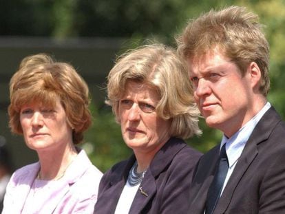 Lady Jane Fellowes, lady Sarah McCorquodale y el conde Spencer, en la inauguración de una fuente en honor a la princesa Diana en Hyde Park (Londres) en julio de 2004.