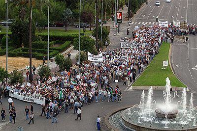 Un momento de la manifestación contra la instalación de un vertedero en Baena, ayer por las calles de Córdoba.