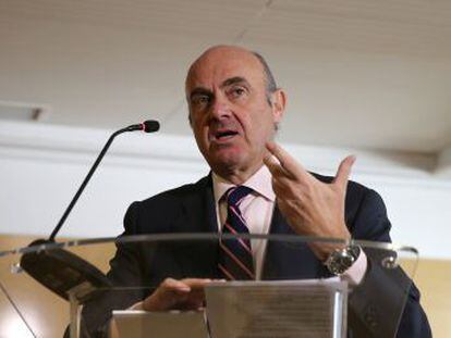 El ministro de Economía, que de momento no abandonará su cargo en España, se enfrentará al candidato irlandés, Philip Lane