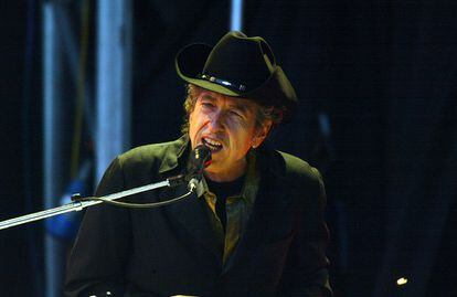 Bob Dylan

Solo un año después de su último álbum, Fallen Angels es el nuevo trabajo del incombustible músico de Minnesota. Cuatro días después del lanzamiento del disco el 20 de mayo, Dylan cumplirá 75 años embarcado en una gira mundial.