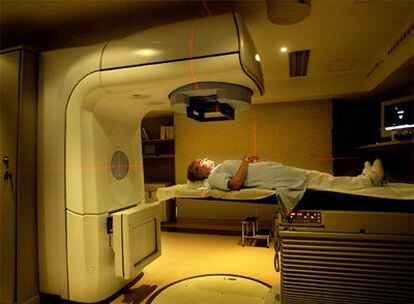 Uno de los aparatos utilizados para realizar radioterapias en el Hospital General de Barcelona.
