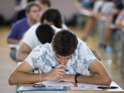 Un estudiante lee uno de los ex&aacute;menes de la prueba de acceso a la Universidad, este martes en Menorca. 