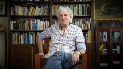 El paleontólogo Juan Luis Arsuaga en la biblioteca de su casa de Madrid en un momento de la entrevista.