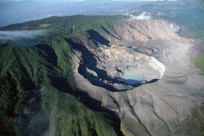 Vista aérea del cráter del volcán Poás, en Costa Rica.