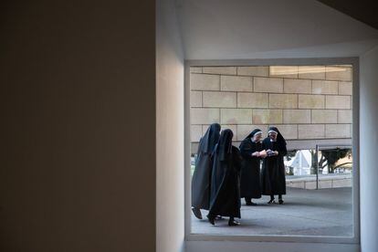 Una monja reparte papeletas entre compañeras de su congregación, en un colegio Santiago de Compostela.