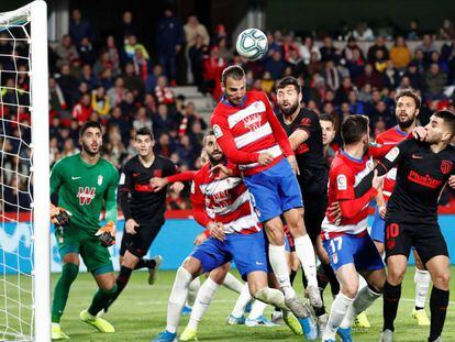 Soldado despeja de cabeza un saque de esquina del Atlético.