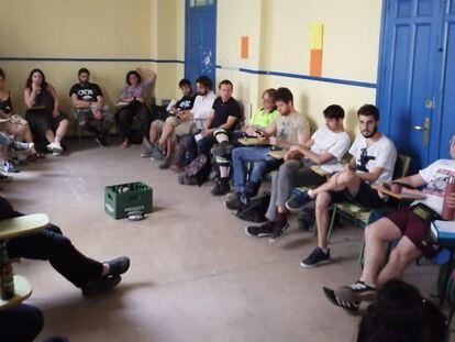 Los jóvenes se reúnen sentados en forma de asamblea, hablan por turnos y exponen sus casos. En medio, una caja de cervezas para compartir la conversación.