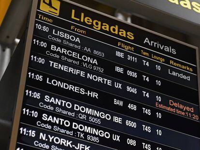 Panel de llegadas en la Terminal 4 de Madrid-Barajas.
