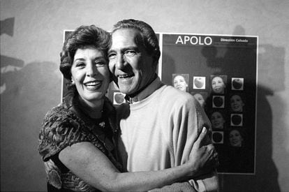 Concha Velasco y Antonio Gala, en la presentación de la obra 'Las mañanas del viernes', en el teatro Apolo de Barcelona en 1999.