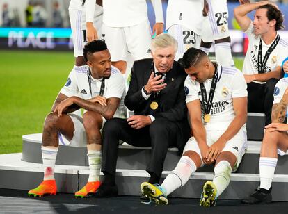 Carlo Ancelotti habla con Casemiro, ante Militão, después de ganar la Supercopa de Europa en Helsinki.