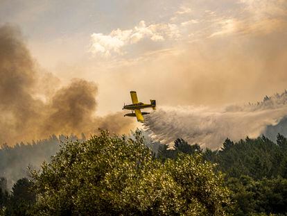 Un avión participa en las operaciones de extinción de incendios en Gesteira de Baixo, Portugal, el jueves.