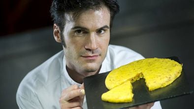 Senén Gonzalez con una de sus tortillas en Sagartoki (Vitoria)