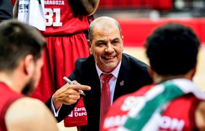 Sergio Hernández, durante un tiempo muerto con el Casademont Zaragoza. acbphoto