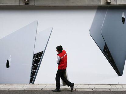 Un anuncio del MacBook de Apple en Tokio