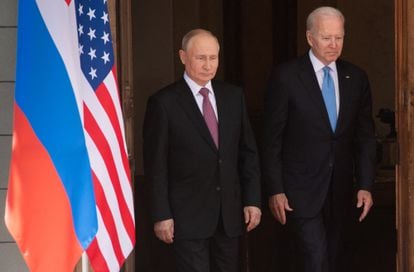 Vladimir Putin a Joe Biden počas stretnutia Rusko-USA, ktoré sa konalo v Ženeve v júni 2021.