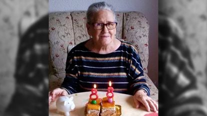 María Dolores Agenjo durante su cumpleaños este 14 de mayo. Durante más de un mes el Hospital Rey Juan Carlos rechazó su derivación, según su hija.
