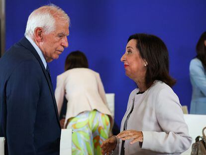 El jefe de la diplomacia europea, Josep Borrell, y la ministra española en funciones de Defensa, Margarita Robles, en la reunión informal de ministros europeos de Exteriores y Defensa en Toledo.