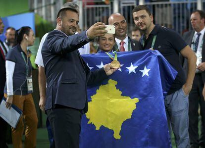 Majlinda Kelmendi, rodeada de aficionados, con la bandera de Kosovo.