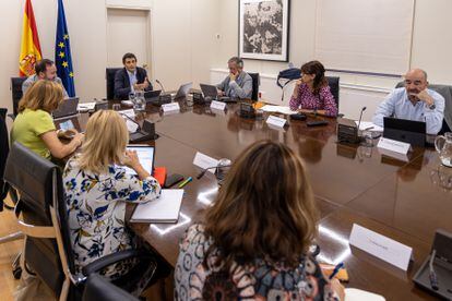 El secretario de Estado de la Seguridad Social, Borja Suárez, reunido este lunes con los agentes sociales, en una imagen cedida por el ministerio.