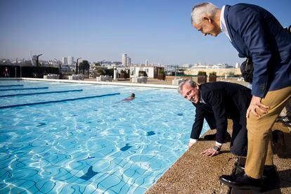 Alfonso Rueda prueba el agua de la piscina del complejo deportivo La Solana, en A coruña, el 5 de febrero.