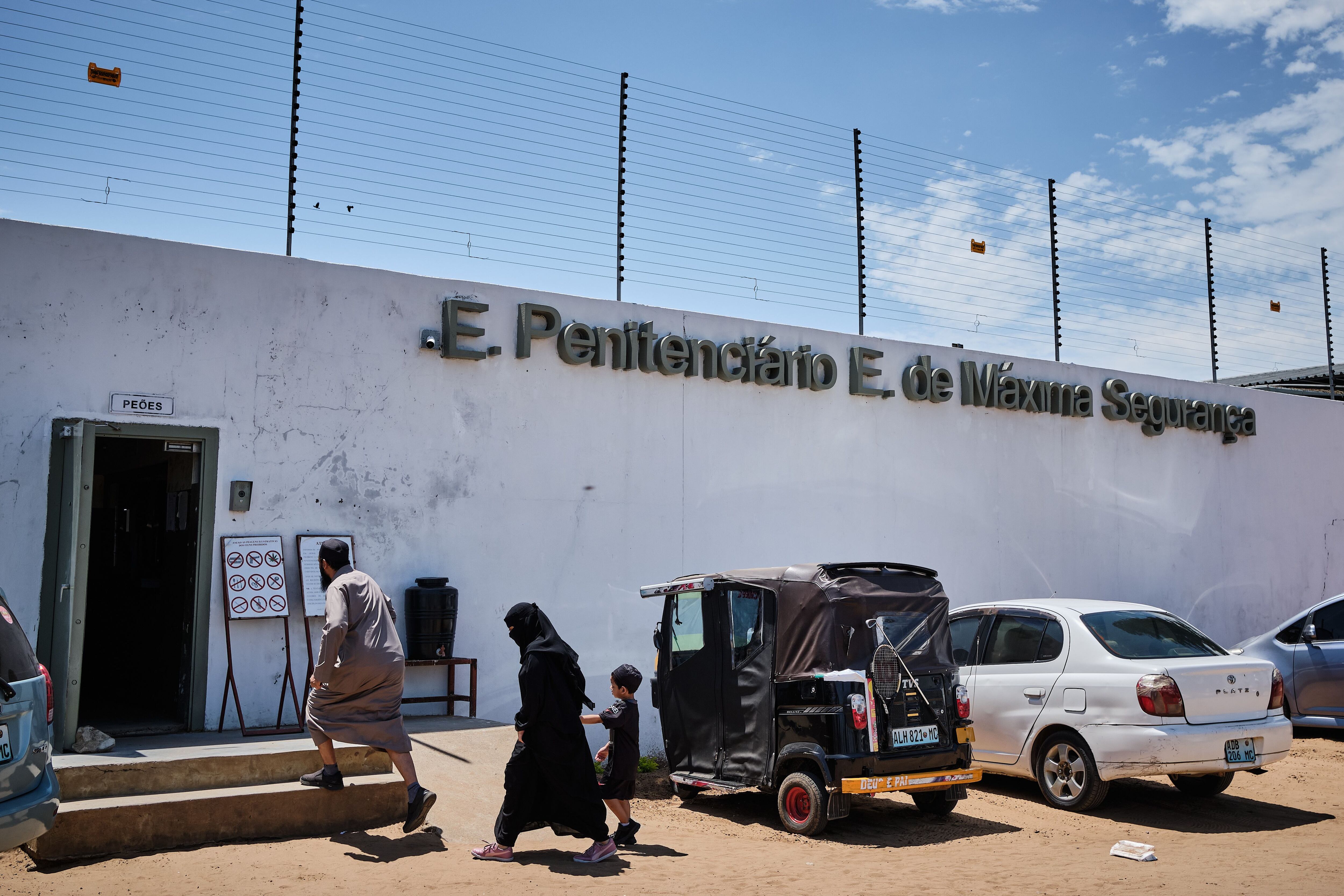 Una familia entra para visitar a un recluso en la prisión de máxima seguridad de Maputo, en Mozambique, este pasado mes de noviembre. Según la OMS, Mozambique enfrenta un grave problema de hacinamiento en sus prisiones. El Servicio Nacional Penitenciario de Mozambique (SERNAP) reconoce que está operando más del 45,3% por encima de su capacidad oficial. 