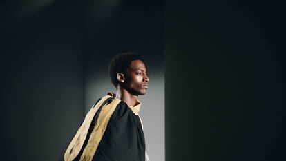 Un modelo en el 'backstage' del desfile de Tíscar Espadas en 080 Barcelona Fashion.