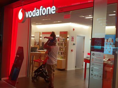 Digi y Vodafone dan la vuelta a las ‘telecos’ en verano