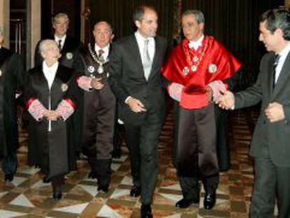 Camps (en el centro), con los miembros del Consejo Jurídico Consultivo valenciano en 2005.