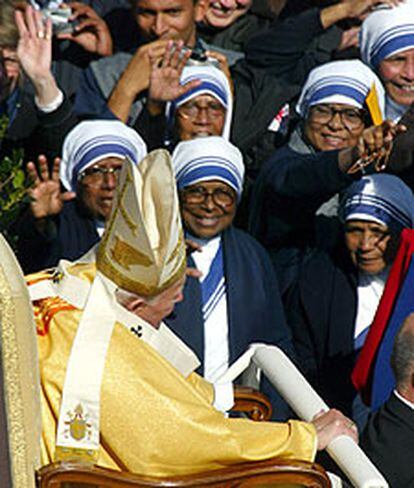 El Papa ante un grupo de monjas de las Misioneras de la Caridad.
