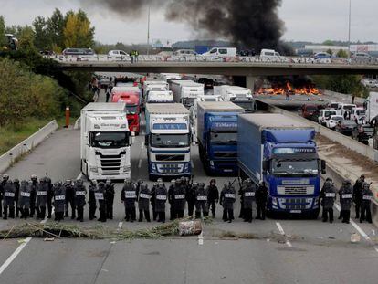 Mossos llegan al corte de la AP-7 en Girona para desalojar a los manifestantes. en vídeo, así fueron los bloqueos en la autovía.