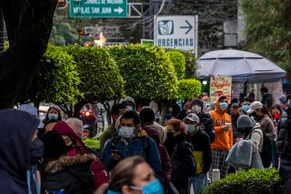 Cientos de personas esperan en la linea para poder realizarse una prueba de detección de covid-19 a las afueras del Hospital Gabriel Mancera en Ciudad de México el día 11 de enero de 2022.
